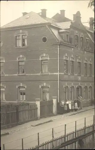 Foto Ak Elsterberg im Vogtland, Wohnhaus, Anwohner an den Fenstern und vor dem Haus