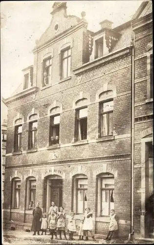 Foto Ak Elsterberg im Vogtland, Wohnhaus, Anwohner an den Fenstern und vor dem Haus, Kinder