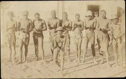 Foto Ak Tanzende Afrikaner, Lendenschurz
