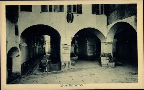 Ak Bordighera Liguria, Partie fin einem Hof, Torbögen
