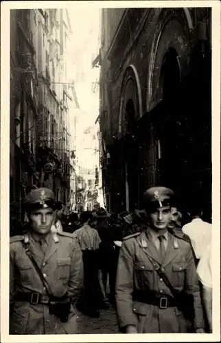 Foto Ak Genova Genua Ligurien, Polizeistreife im Hafenviertel