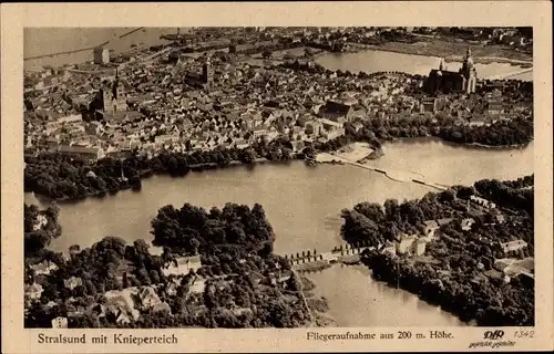 Ak Stralsund in Vorpommern, Fliegeraufnahme mit Knieperteich