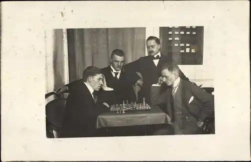 Foto Ak Männer beim Schachspiel, Zuschauer