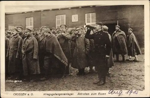 Ak Krosno Odrzańskie Crossen Oder Ostbrandenburg, Kriegsgefangenenlager, Antreten zum Essen