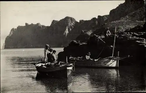 Foto Ak Mallorca Balearische Inseln, Fischerboote, Felsenküste