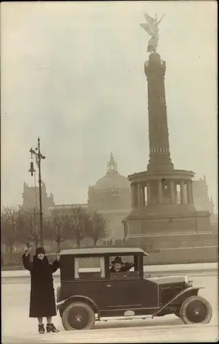 Foto Ak Berlin Tiergarten, Siegessäule, Reichstagsgebäude, Paar mit Automobil