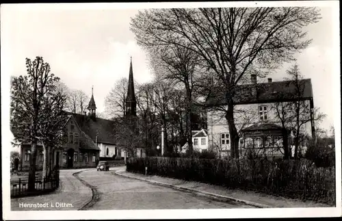 Ak Hennstedt in Dithmarschen, Straßenpartie zur Kirche