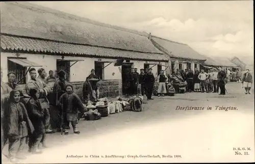 Ak Quingdao Tsingtau Kiautschou China, Dorfstraße, deutsche Seeleute, Chinesen