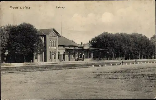 Ak Frose Seeland Harz, Partie am Bahnhof, Gleisseite
