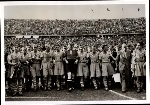 Foto Fußballmannschaft Schalke 04, Sieg Juli 1940, Stadion, Zuschauer