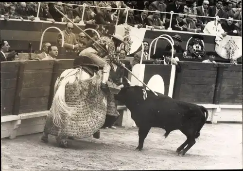 Foto Stierkampf, Picador, Stier, Stadion, Zuschauer