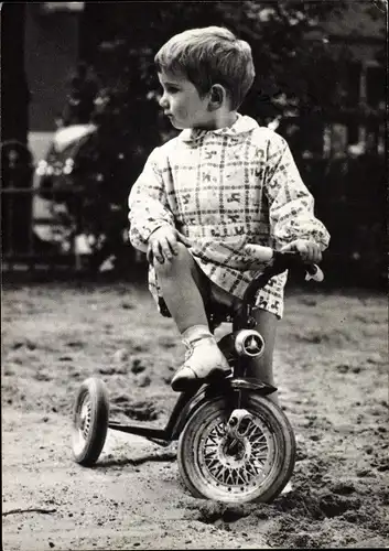 Foto Ak Junge mit kleinem Fahrrad