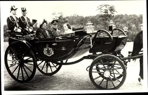 Ak Den Haag Südholland, Königliche Familie in einer Kutsche 1956, Juliana, Bernhard