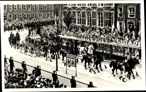 Ak Den Haag Südholland Niederlande, De Gouden koets op weg naar de opening der Staten Generaal