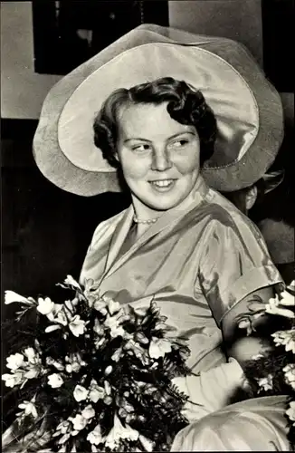 Ak Zutphen Gelderland, Prinzessin Beatrix der Niederlande mit Hut 1954