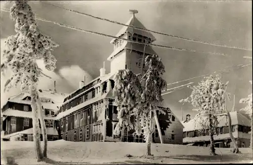 Ak Oberwiesenthal im Erzgebirge Sachsen, Fichtelberghaus, Winter, Schnee