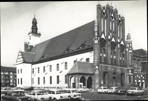 Ak Frankfurt an der Oder, Gotisches Rathaus, Rekonstruktion der originalen Farbigkeit, Autos