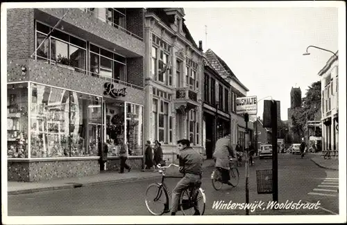 Ak Winterswijk Gelderland Niederlande, Wooldstraat, Geschäft, Radfahrer