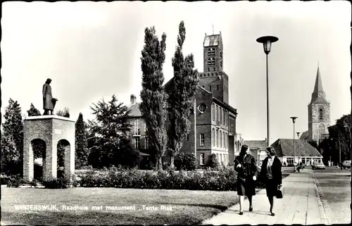 Ak Winterswijk Gelderland Niederlande, Raadhuis met monument Tante Riek