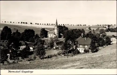Ak Hermsdorf im Erzgebirge, Blick auf Ortschaft mit Kirche und Umgebung