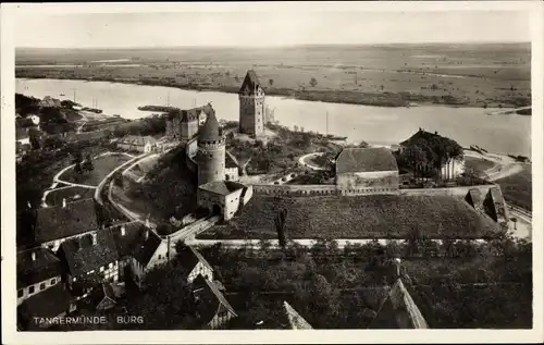 Ak Tangermünde an der Elbe, Blick über die Burg zum Fluss