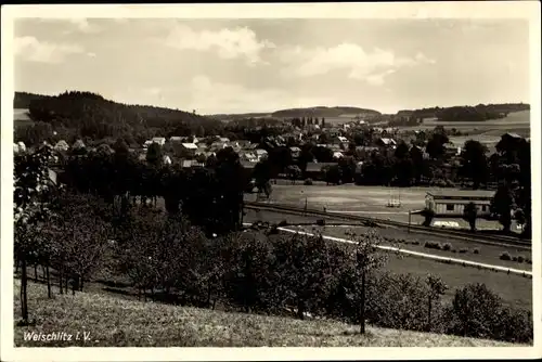 Ak Weischlitz im Vogtland, Panorama von der Ortschaft, Bahnstrecke