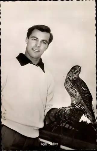 Ak Schauspieler und Skirennläufer Toni Sailer, Portrait mit Raubvogel, Ein Stück vom Himmel