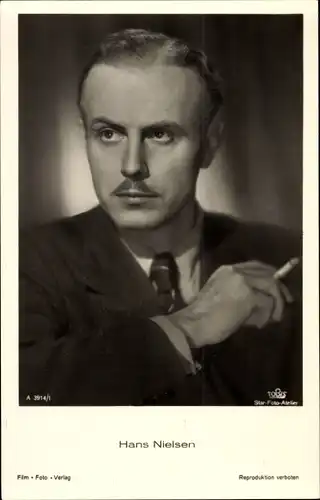 Ak Schauspieler Hans Nielsen, Portrait, Zigarette rauchend