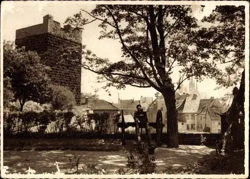 Ak Cheb Eger Region Karlsbad, Schwarzer Turm mit Feldkanone, Burg