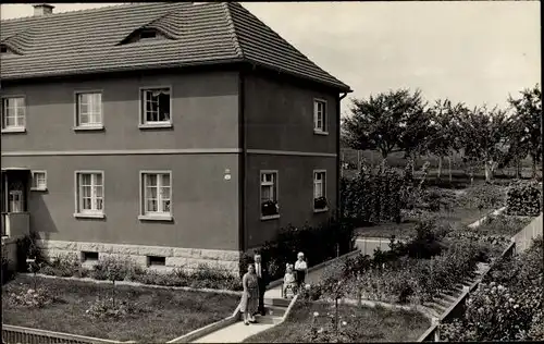 Foto Ak Pirna an der Elbe, Familie im Garten vor einem Wohnhaus