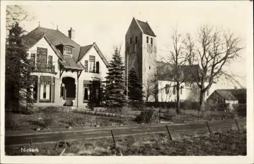 Ak Niekerk Groningen, Kirche, Haus, Straßenpartie