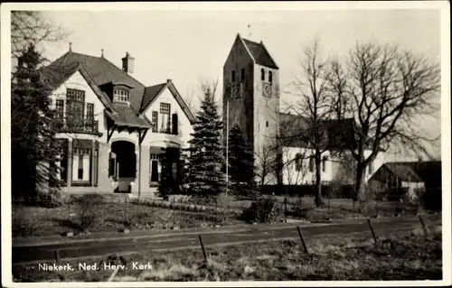 Ak Niekerk Groningen, Kirche, Haus, Straßenpartie