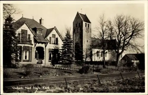 Ak Niekerk Groningen, Kirche, Haus, Straßenpartie