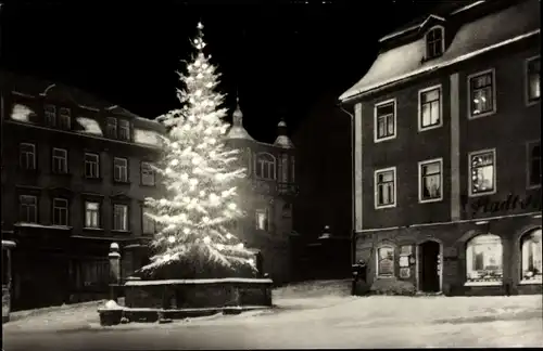 Ak Ilmenau in Thüringen, Apothekerbrunnen, Weihnachtsbaum, Winteransicht