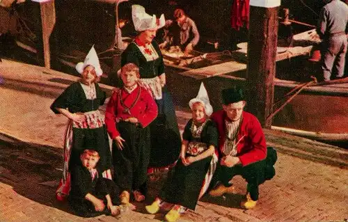 Quietsch Ak Familie in niederländischen Trachten