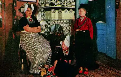 Quietsch Ak Familie in niederländischen Trachten, Bauernstube