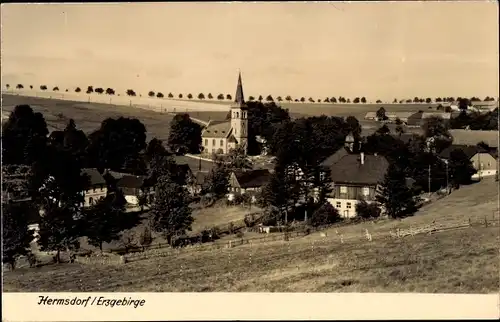 Ak Hermsdorf im Erzgebirge, Ortschaft mit Kirche und Umgebung