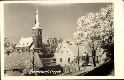 Foto Ak Hermsdorf im Erzgebirge, Winterpanorama mit Kirche, beschneite Bäume