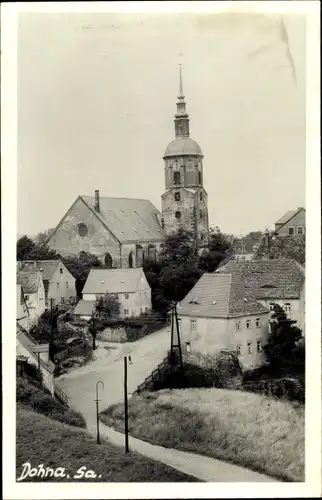 Foto Ak Dohna in Sachsen, Kirche, Straßenpartie