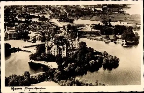 Ak Schwerin in Mecklenburg, Fliegeraufnahme, Schloss