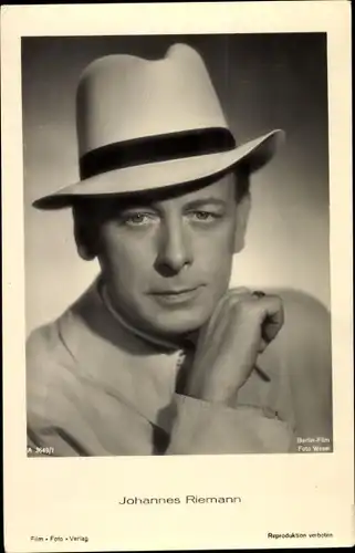 Ak Schauspieler Johannes Riemann, Portrait mit Hut