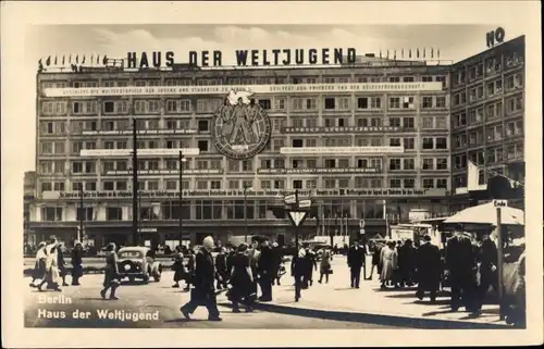 Ak Berlin Mitte, Alexanderplatz, Haus der Weltjugend, Straßenansicht, Passanten