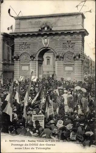 Ak Montpellier Hérault, Meeting Viticole 1907, Passage du Defile des Gueux sous l'Arc de Triomphe
