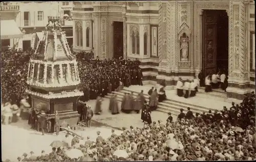 Foto Ak Firenze Florenz Toscana, Partie vor einer Kirche, Prozession, Geistliche