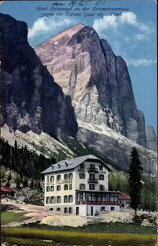 Ak Belluno Veneto, Hotel Falzarego an der Dolomitenstraße gegen die Tofana