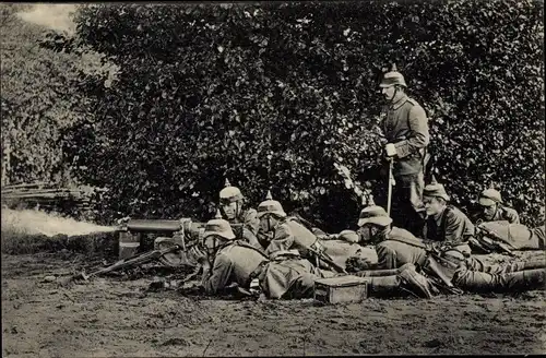 Ak Maschinengewehrabteilung im Gefecht, Soldaten feuern MG ab