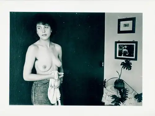 Foto Erotik, Frau mit nacktem Oberkörper, Busen, Bilderrahmen an der Wand, Topfpflanze