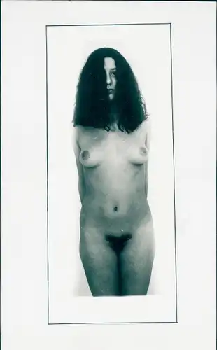 Foto Erotik, stehender Frauenakt, Busen