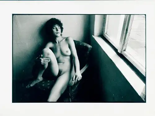 Foto Erotik, sitzende nackte Frau in einem Sessel am Fenster, Frauenakt, Busen