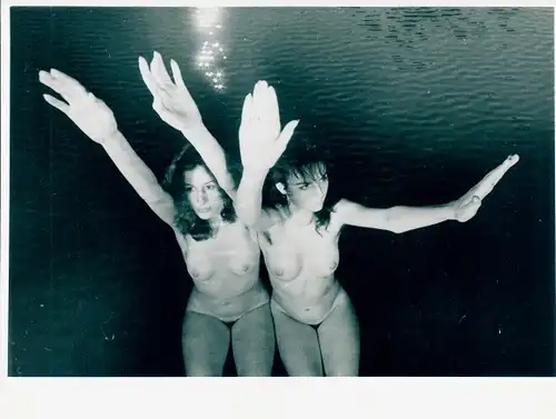 Foto Erotik, zwei nackte Frauen, Lichtreflexe auf Wasseroberfläche